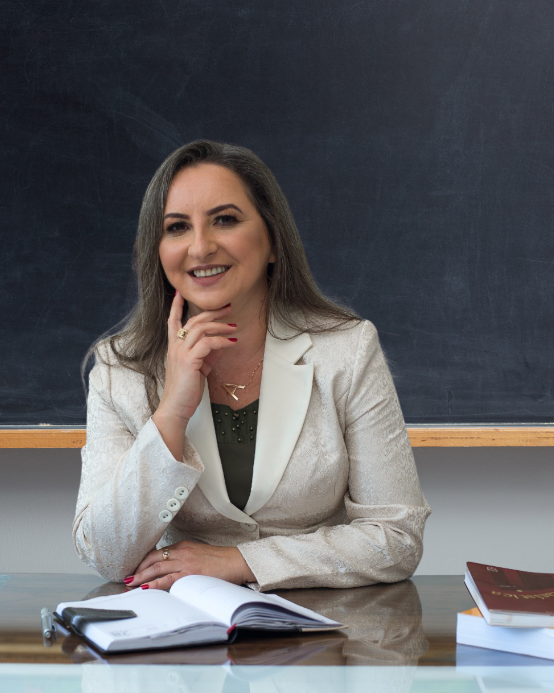 Professora Anália em seu ambiente de trabalho